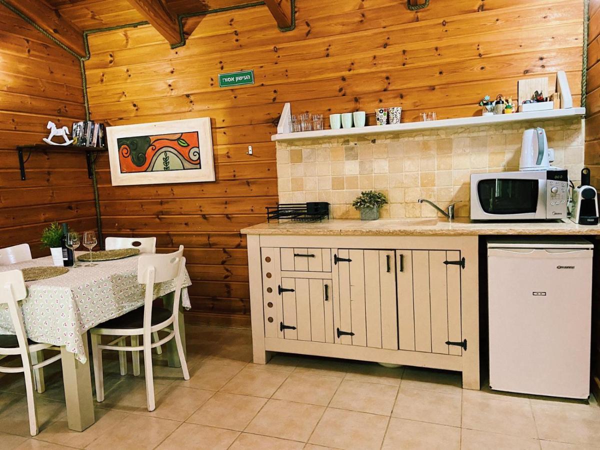 Julie'S Cabins Neot Golan Εξωτερικό φωτογραφία